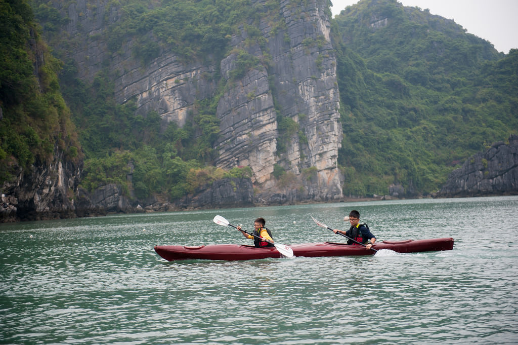 Chèo thuyền Kayak với du thuyền Dragon Bay