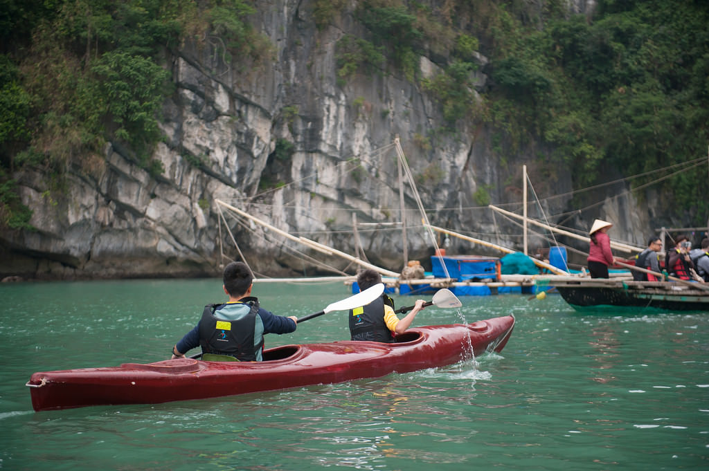 Chèo thuyền Kayak với du thuyền Dragon Bay