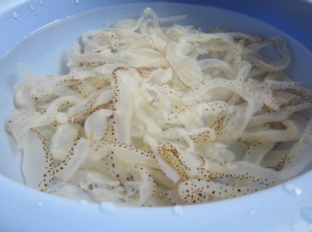 Cách sơ chế sứa làm nộm - Ngâm sứa với nước muối phèn đến khi thịt chuyển màu đỏ nhạt
