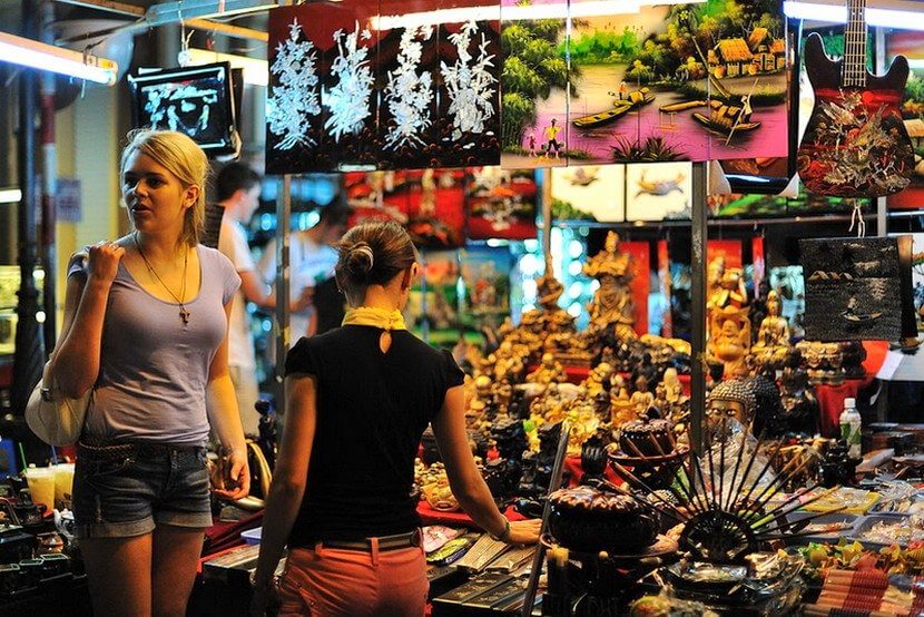 Có rất nhiều du khách nước ngoài đến thăm quan và mua sắm tịa chợ đêm Hạ Long