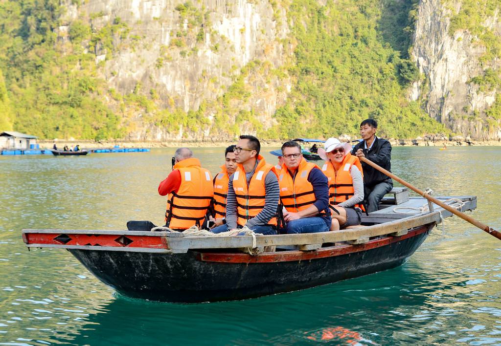 cận cảnh của Vịnh Hạ Long bằng thuyền Quý khách sẽ được khám phá nét đẹp cận cảnh của Vịnh Hạ Long bằng thuyền