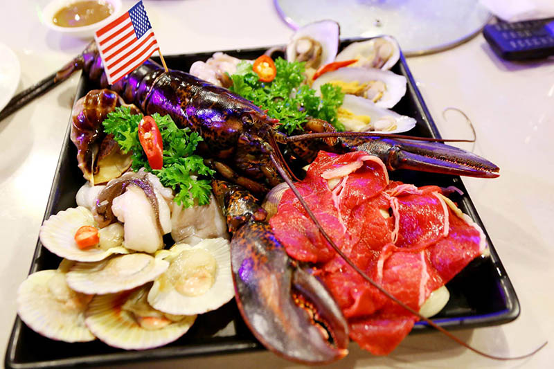 Lẩu tôm hùm thích hợp ăn cùng thịt bò, ngao, sò,... và các loại hải sản