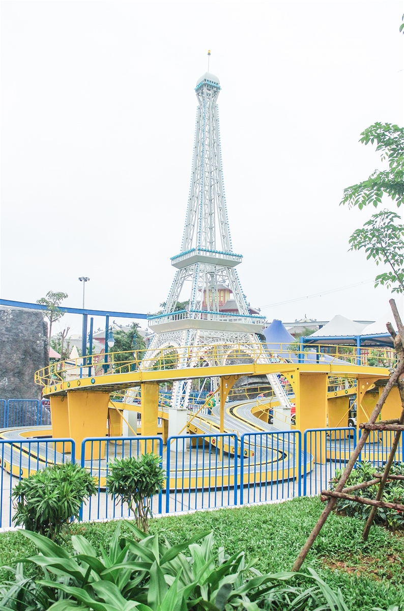 Tháp Eiffel trong công viên Dragon Park Hạ long