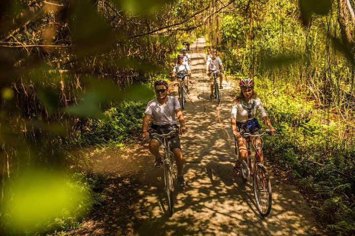 Du khách sẽ được đạp xe thưởng lãm cảnh quan quanh làng Việt Hải