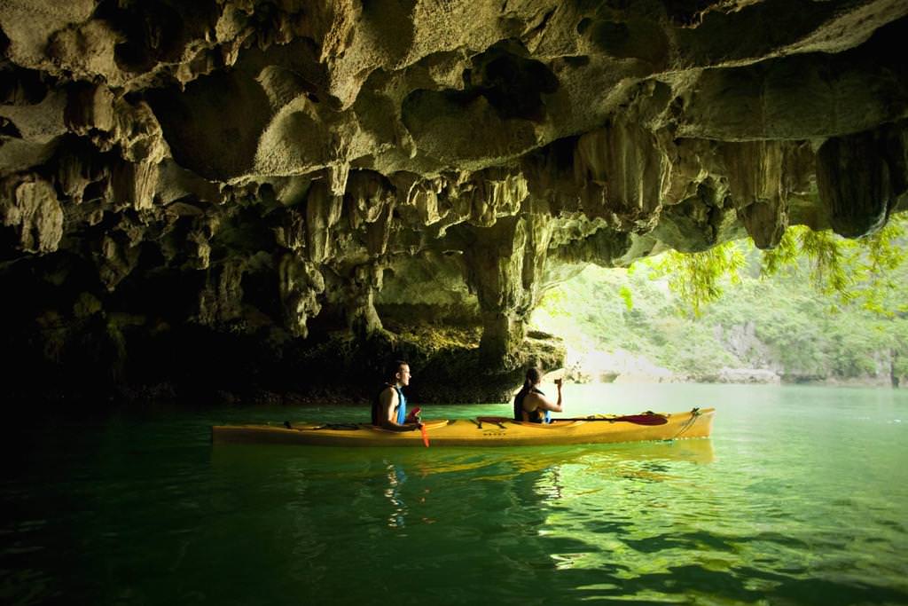 Chèo thuyền Kayak qua hang Luồn
