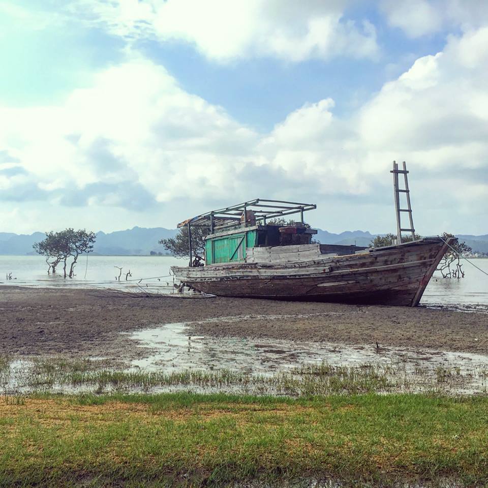 Chiếc thuyền trên vịnh Ha Long