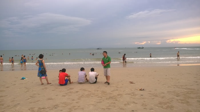 Tắm biển sáng sớm ở Hạ Long